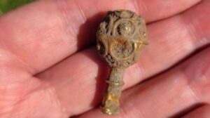 Lo studente trova una rara moneta d'oro del IX secolo in un importante sito romano durante il primo scavo