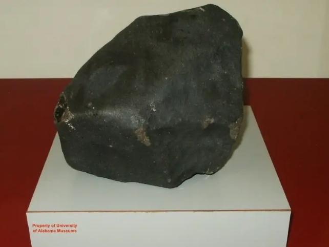 Roccia nera e grossa in esposizione museale