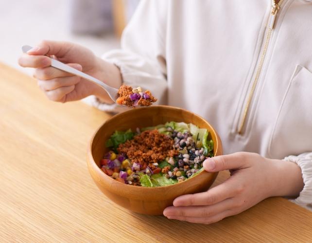 Ciotola sana di insalata con proteine vegetali
