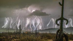 Il lampo più lungo: 50 volte la lunghezza di un fulmine medio stabilisce il record mondiale, viaggia per 515 miglia