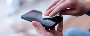 uomo che pulisce il telefono