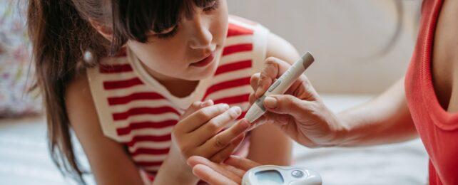 ragazza che si sottopone a un test per il glucosio