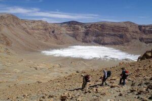 Il cratere di Era Kohor si è prosciugato molto prima di un corrispondente dall'altra parte delle Montagne Tibesti, in contrasto con le aspettative e sovvertendo le idee sulla fonte delle antiche piogge della regione