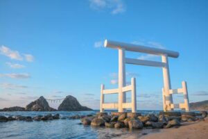 Un torii vicino alle Pietre delle Coppie di Sakurai Futamigaura a Itoshima, Fukuoka, Giappone.