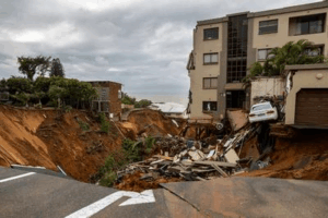 Un inghiottitoio emerge in questo angolo urbano di Durban, Sudafrica.