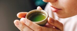 donna che beve tè verde