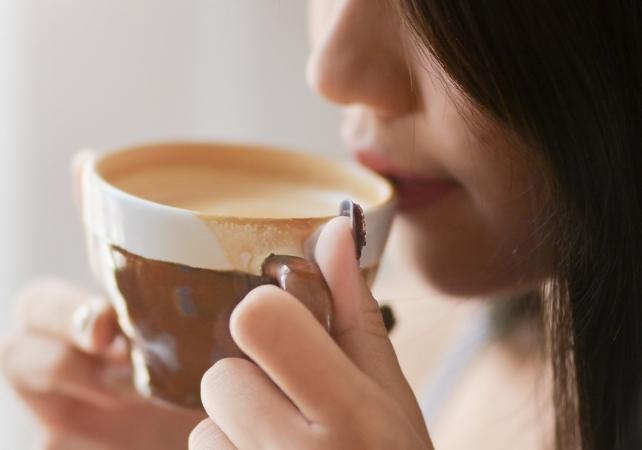 donna che sorseggia da una tazza