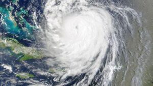 immagine satellitare dell'uragano Erin vicino a Cuba