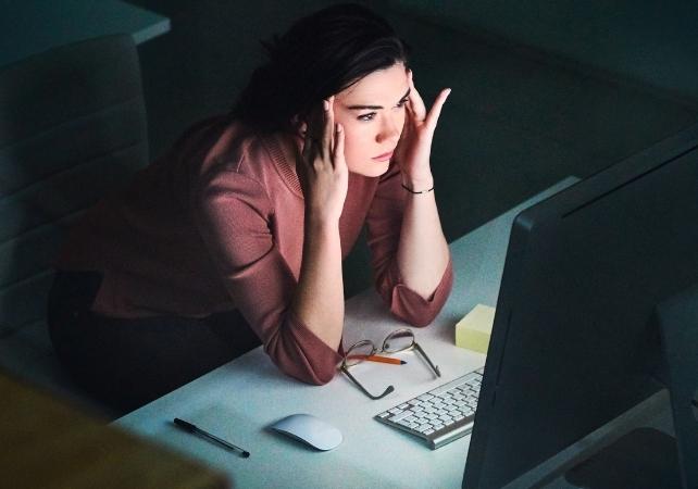 donna che sembra stressata