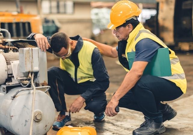 lavoratore che appare affaticato, confortato da un altro lavoratore