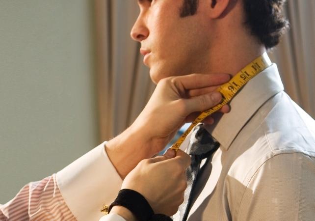 misurare il collo di un uomo