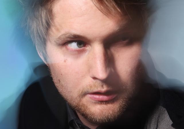uomo che sembra paranoico