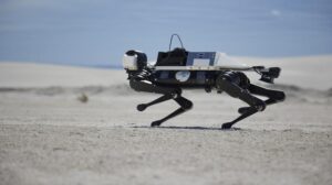 Robot simile a un cane si allena sulle dune di White Sands per prepararsi alle missioni sulla Luna e su Marte