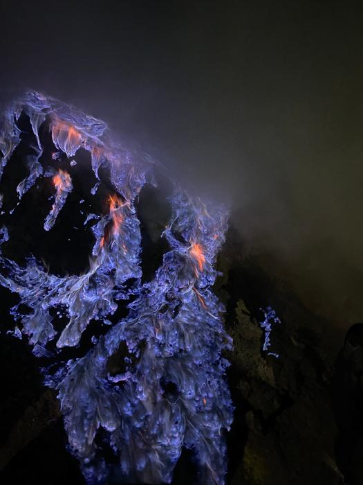 Fiamme sulla lava all'Ijen viste da vicino. Fiamme sulla lava all'Ijen viste da vicino.