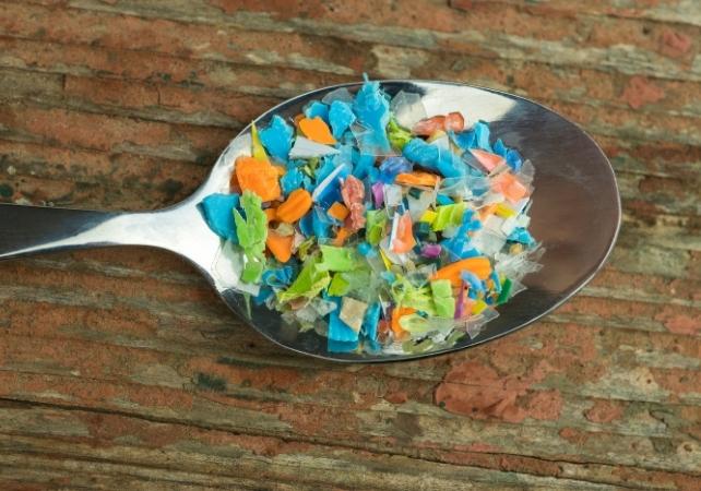 microplastica in un cucchiaio di metallo
