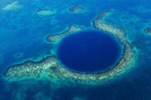 Il Grande Buco Blu nella barriera corallina del Belize.