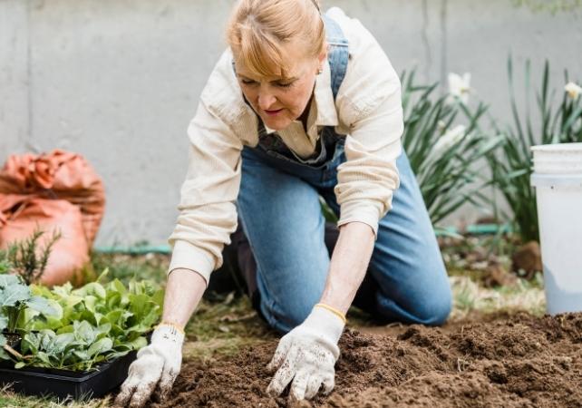 donna nel giardino