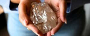 diamante tenuto in due mani
