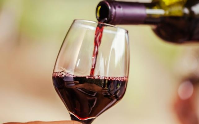 vino versato in un bicchiere