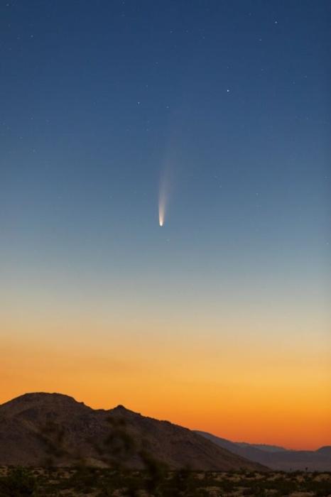 Un cometa che cade attraverso l'atmosfera terrestre