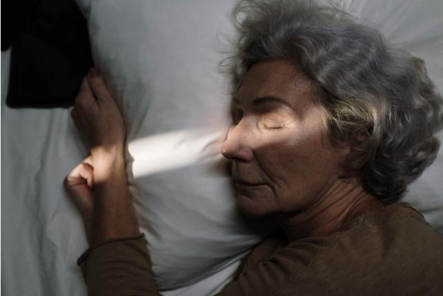 Signora anziana che dorme