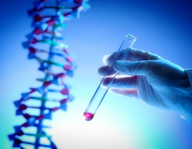 Progetto Genoma con campione genetico di DNA in provetta in primo piano