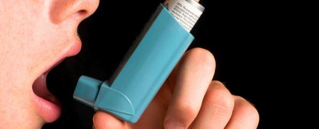 HandHoldingNasalSpray-1-642x260-1.jpg