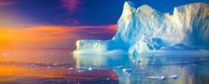 Un iceberg in una luce rossa inquietante