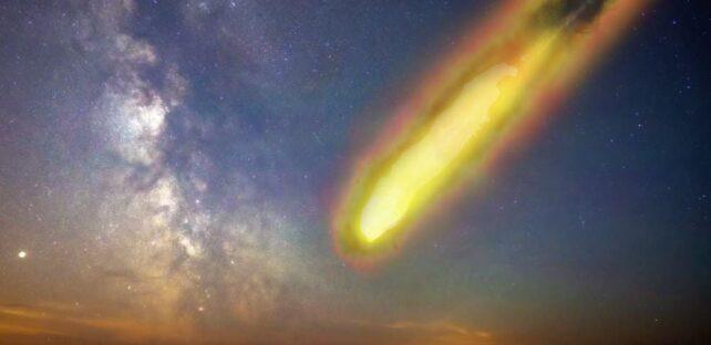 Asteroide dorato che sfreccia attraverso un cielo punteggiato di via lattea