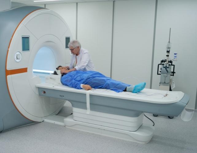Persona sottoposta a scansione MRI con tecnico presente