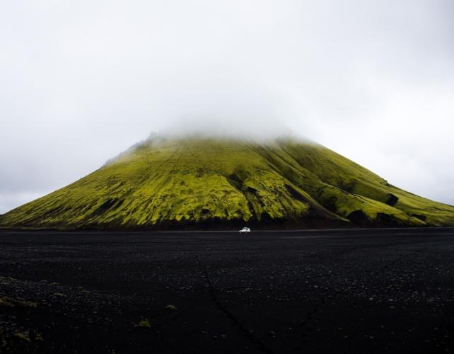 Nuvole nebbiose che fluttuano sopra un vulcano verde