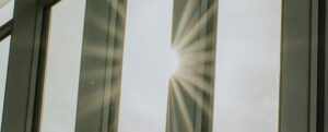 La luce del sole attraverso una finestra