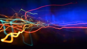 La luce compressa oltre i limiti: Nuove nanostrutture estendono la vita dei dispositivi terahertz