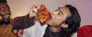 Il cibo ultra-processato danneggia la salute degli uomini in tre modi chiave