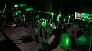 Una particella su scala nanometrica compressa oltre il rumore quantistico in un esperimento che sfida la fisica