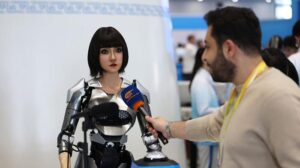 Il receptionist robot umanoide accoglie i leader di Russia, Cina, India al vertice SCO