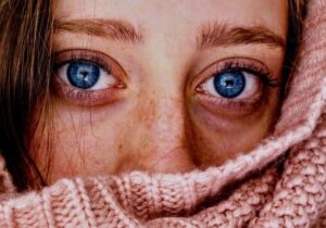 occhi blu su una ragazza
