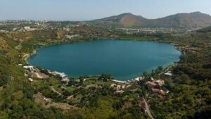 Un lago nella Caldera dei Campi Flegrei
