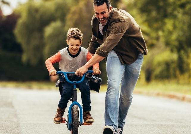 bambino in bicicletta