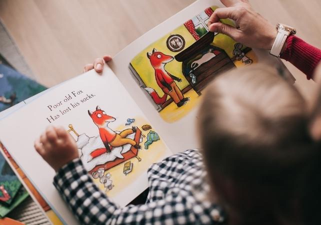 bambino che legge un libro