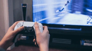 Una persona che gioca su una console di gioco.