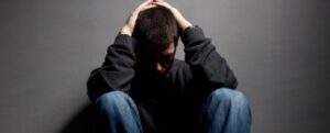 La miseria sta aumentando in un gruppo di età, oscurando la crisi di mezza età