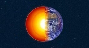 Un'immagine digitale che mostra la Terra. Metà della Terra è come apparirebbe se vista dallo spazio, mentre la metà sinistra mostra gli strati del suo interno.