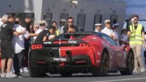 Video: La Ferrari ibrida sportiva EV stabilisce un record di velocità di 100 mph sul ponte di una portaerei