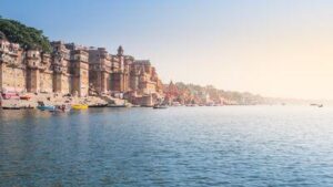 Il vecchio castello accanto alla riva del fiume Gange in un ampio paesaggio mattutino di una famosa destinazione a Varanasi, India.