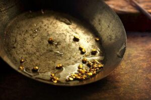 Oro in un piano d'oro con acqua.