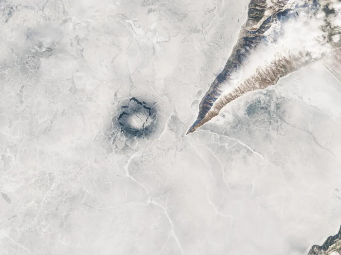 La fonte dei massicci anelli di ghiaccio nel Lago Baikal