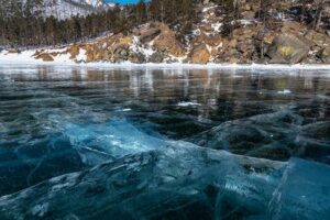 Vista ravvicinata della superficie ghiacciata del Lago Baikal.