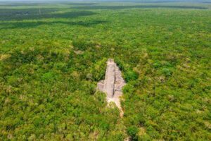 Piramide e tempio Maya situati nel Parco Nazionale di Tikal, Guatemala