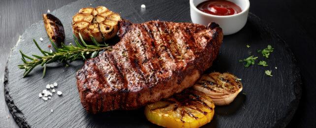 La carne protegge dal cancro, suggerisce uno studio controverso. Ecco il punto.
